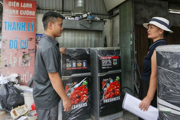 Anh Nguyễn Văn Cường tại cửa hàng của gia đình. Ảnh: T.Anh