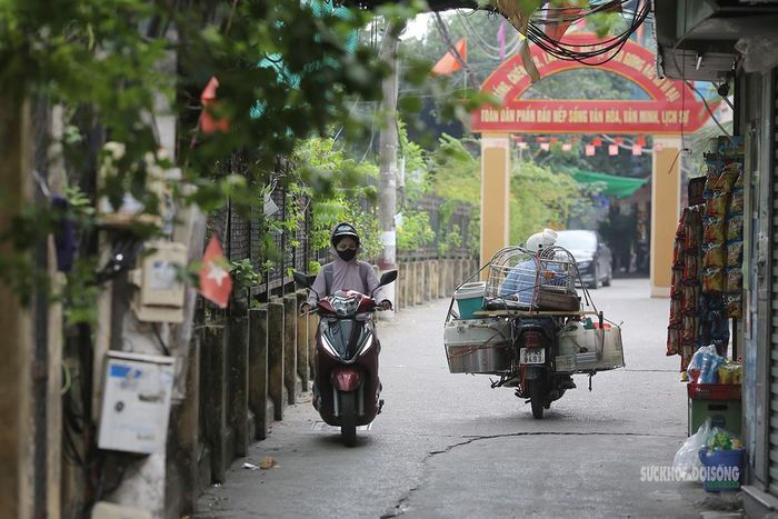 Nhịp sống thường ngày vẫn tiếp diễn trong khu dân cư thuộc phạm vi dự án. Ảnh: T.Anh