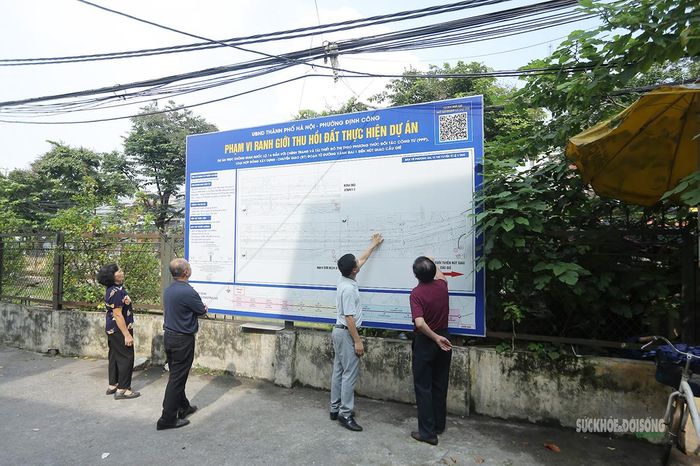 Người dân tìm hiểu bản đồ ranh giới thu hồi đất phục vụ dự án. Ảnh: T.Anh