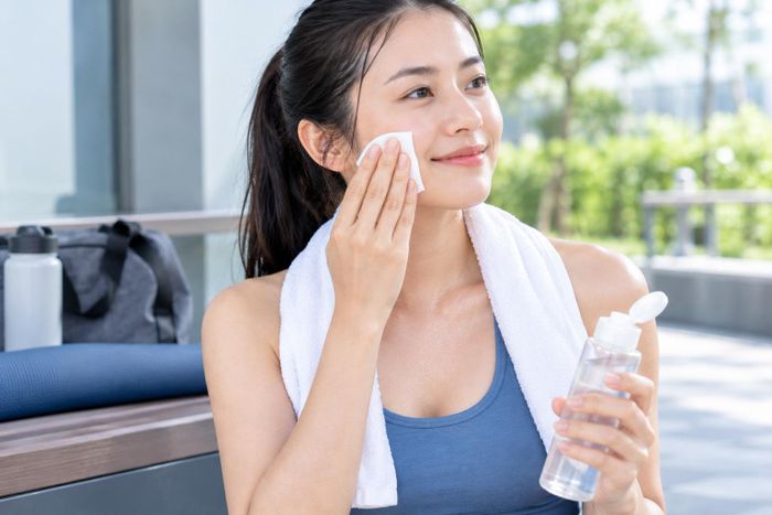 Sau khi tập, cần làm sạch làn da trong thời gian sớm nhất. Ảnh minh họa AI.