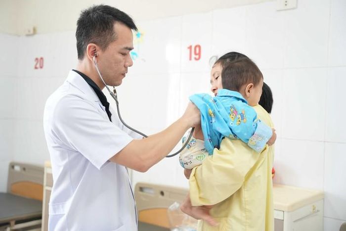 Sau hơn 20 ngày điều trị, sức khỏe của bệnh nhi đã ổn định và được xuất viện. Ảnh: BVCC