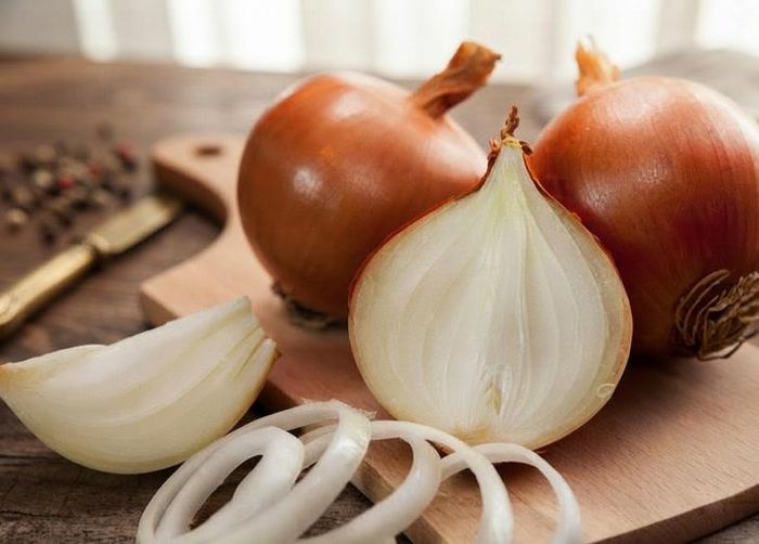 Ăn hành tây sống có thể bị đầy bụng, khó tiêu và ợ nóng.