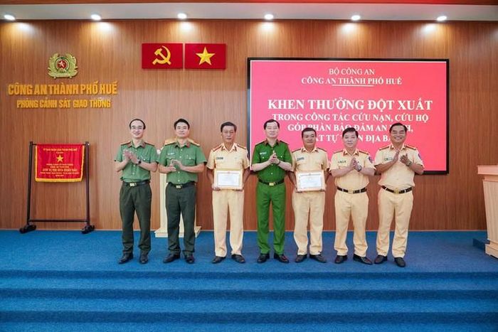 Lãnh đạo Công an TP Huế trao khen thưởng cho 2 Trung tá CSGT. Ảnh: CACC.