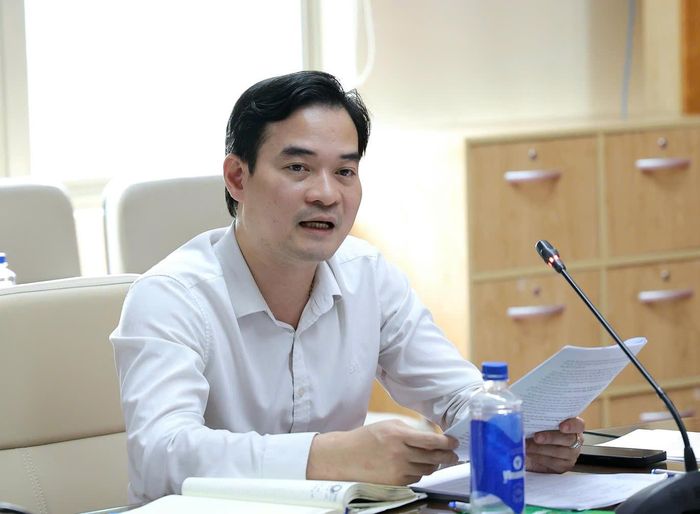 Cục trưởng Cục An toàn thực phẩm, TS.Dược sĩ Chu Quốc Thịnh báo cáo về dự thảo Luật An toàn thực phẩm (sửa đổi) tại một cuộc họp của tổ soạn thảo. Ảnh: Trần Minh