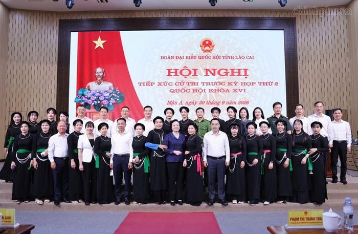 Phó Thủ tướng Phạm Thị Thanh Trà và các đại biểu chụp ảnh cùng cử tri tỉnh Lào Cai. Ảnh: chinhphu.vn/Thu Giang