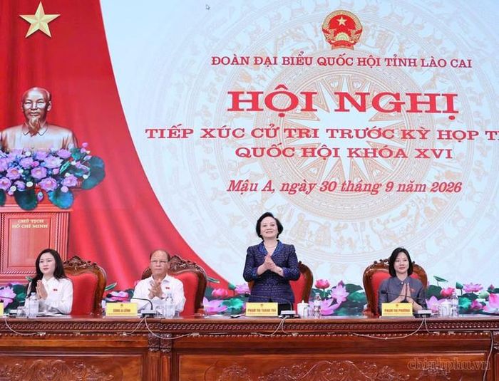 Phó Thủ tướng Phạm Thị Thanh Trà cùng các ĐBQH tỉnh Lào Cai tiếp xúc cử tri. Ảnh: chinhphu.vn/Thu Giang