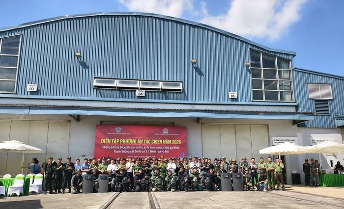 Việc kết hợp giữa tập huấn và diễn tập giúp cán bộ, nhân viên có thêm kiến thức về công tác bảo đảm an ninh, trật tự, đồng thời thực hành cơ chế phối hợp, xử lý tình huống trên thực tế. (Ảnh Hà Nội Metro)