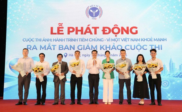 Ban giám khảo cuộc thi ra mắt.  Ảnh: Trần Minh