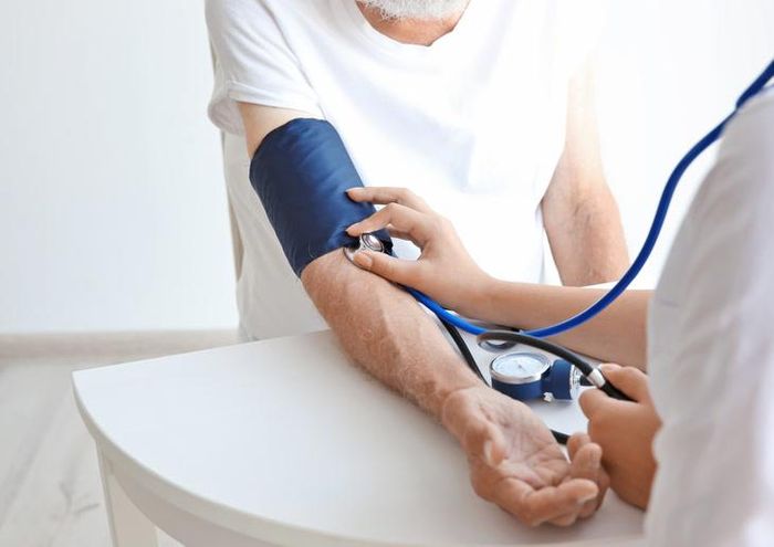 Đo huyết áp định kỳ là cách đơn giản giúp phát hiện sớm tăng huyết áp - một trong những yếu tố nguy cơ quan trọng của bệnh tim mạch.