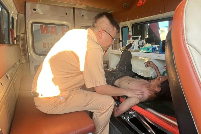 Với sự hỗ trợ của lực lượng CSGT và nhân viên y tế, người đàn ông dần tỉnh lại. Ảnh: Cơ quan Công an.