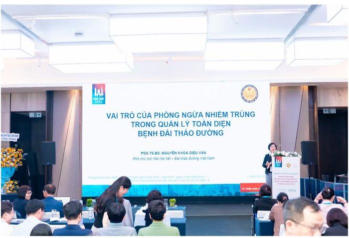 PGS.TS.BS Nguyễn Khoa Diệu Vân chia sẻ về vai trò của phòng ngừa nhiễm trùng trong quản lý toàn diện bệnh đái đáo đường. Ảnh: Bùi Thư