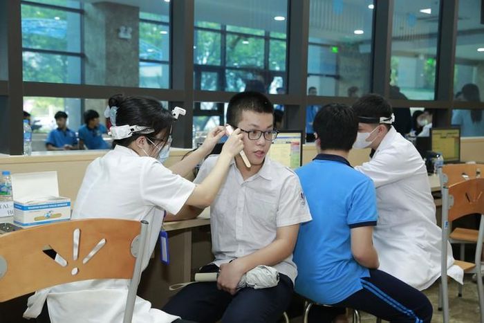 Khám sức khoẻ đầu năm học cho học sinh tại trạm y tế ở Hà Nội. Ảnh: Huyền Trang