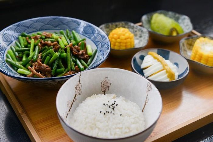 Việc duy trì bữa ăn cân bằng, ít dầu mỡ và muối hoàn toàn khả thi ngay cả với người có lịch trình bận rộn, góp phần bảo vệ sức khỏe lâu dài. Nguồn ảnh minh hoạ Pexels.