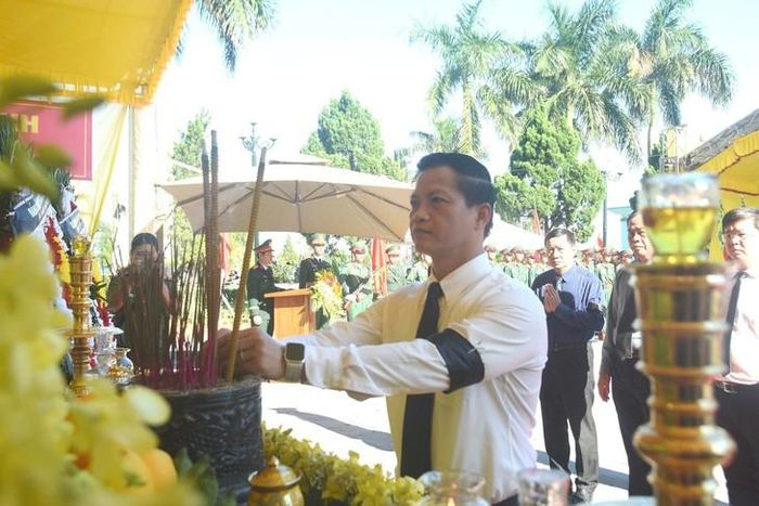 Các đại biểu thành kính dâng hoa, dâng hương. Ảnh: Xuân Diện.