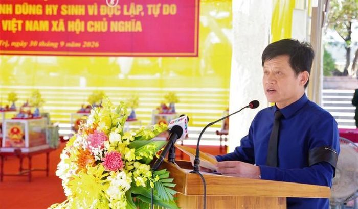 Ông Lê Văn Bảo, Phó Chủ tịch UBND tỉnh Quảng Trị trình bày điếu văn tại buổi lễ. Ảnh: Xuân Diện.