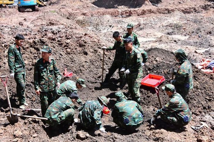 Lực lượng tìm kiếm, quy tập hài cốt liệt sĩ tiếp tục phát hiện thêm 10 bộ hài cốt tại Công viên Lê Thị Riêng (TPHCM). Ảnh: Bộ Tư lệnh TPHCM
