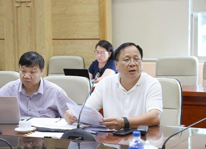 Lãnh đạo Cục Phòng bệnh báo cáo làm rõ nội dung Lãnh đạo Bộ và các đại biểu quan tâm.  Ảnh: Trần Minh