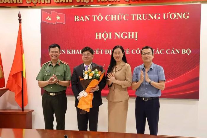  Đồng chí Bùi Thị Quỳnh Vân - Ủy viên Trung ương Đảng, Phó Trưởng Ban Tổ chức Trung ương và Thiếu tướng Nguyễn Ngọc Quyền, Phó Bí thư Đảng uỷ, Phó Giám đốc CATP Hà Nội tặng hoa chúc mừng Đại tá Trần Văn Quang 