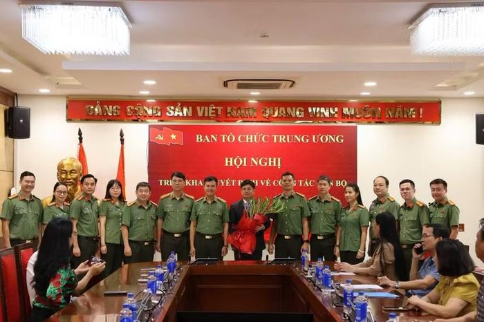 Lãnh đạo và cán bộ Công an TP Hà Nội chúc mừng Đại tá Trần Văn Quang