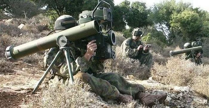 OTA khác với hợp đồng mua sắm quốc phòng thông thường theo Quy định Mua sắm Liên bang Mỹ (FAR). Theo AMTC, mô hình này giảm một số thủ tục áp dụng trong mua sắm truyền thống, giúp chính phủ và doanh nghiệp trao đổi trực tiếp hơn về yêu cầu công nghệ, đồng thời rút ngắn thời gian phát triển và thử nghiệm nguyên mẫu.