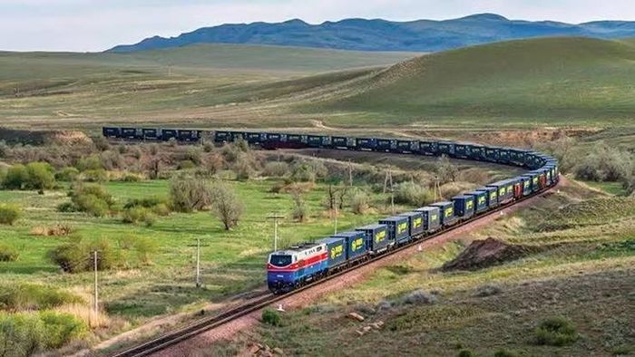 "Kazakhstan sản xuất dầu mỏ đạt tiêu chuẩn thế giới, nhưng cứ 5 thùng dầu thì có tới 4 thùng đang được trung chuyển về phía Tây qua lãnh thổ Nga đến một cảng bên bờ Biển Đen".
