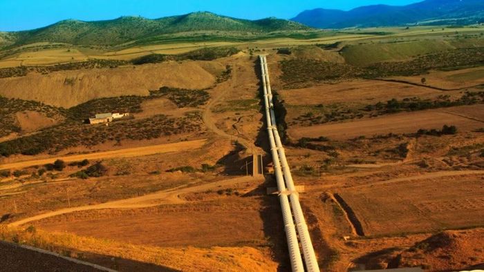 Tuyến đường nói trên giúp hàng hóa phương Tây tránh được việc đi qua Nga bằng cách băng qua Kazakhstan, Biển Caspian, Azerbaijan và Georgia. Từ đó hàng hóa sẽ được đưa qua nhiều tuyến đường khác nhau đến Liên minh châu Âu.