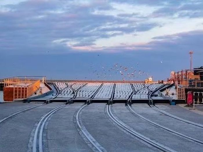 Nhưng điều thu hút sự chú ý nhất không phải cơ sở hạ tầng quá cảnh của khu vực, mà đó là tài nguyên hydrocarbon. Mặc dù vậy, việc tiếp cận các nguồn năng lượng nói trên không dễ dàng, do vị trí địa lý và chiến lược của các cường quốc với lợi ích hoàn toàn khác biệt.