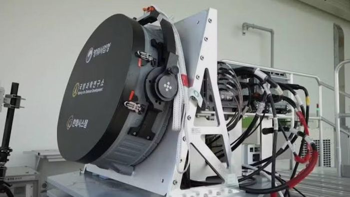 Khác radar cơ khí truyền thống phải xoay anten để quét không gian, AESA sử dụng nhiều module thu phát bán dẫn trên anten. Chùm sóng có thể được điều khiển điện tử theo nhiều hướng mà không cần quay toàn bộ anten.