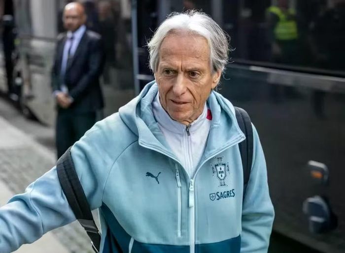 ... và HLV Jorge Jesus dường như không tốt (Ảnh: Sun Sport)