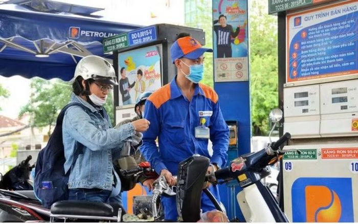 Việc tiếp tục giảm thuế xăng, dầu, nhiên liệu bay nhằm hỗ trợ người dân, doanh nghiệp, giảm áp lực lên mặt bằng giá cả