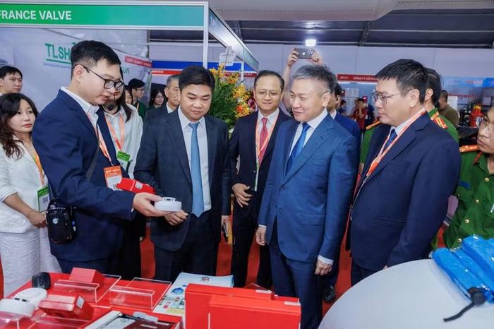 Thượng tướng Nguyễn Ngọc Lâm - Ủy viên Trung ương Đảng, Thứ trưởng Bộ Công an và Thiếu tướng Dương Đức Hải - Cục trưởng Cục PCCC và CNCH tại Triển lãm quốc tế về kỹ thuật và phương tiện PCCC và CNCH tháng 9-20206