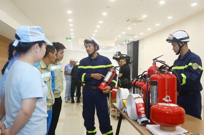 Cảnh sát PCCC&CNCH Hà Nội hướng dẫn công nhân ở khu công nghiệp cách phân biệt, nhận biết các loại bình chữa cháy