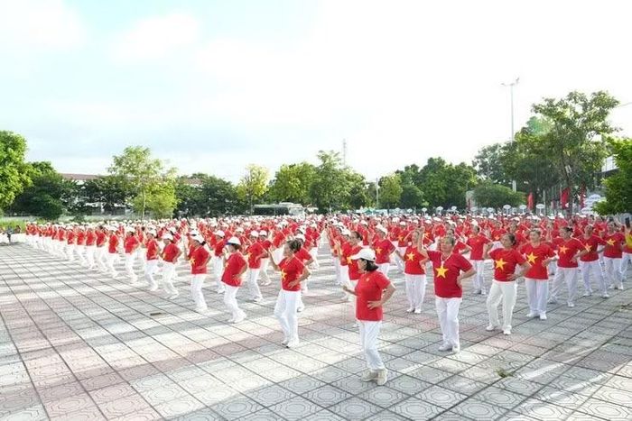 Người cao tuổi xã Thuận An đồng diễn Khỏe vì nước. Ảnh: Xã Thuận An cung cấp