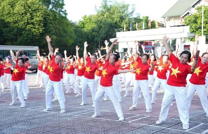 Tiết mục đồng diễn "Khoẻ vì nước". Ảnh: Xã Bát Tràng cung cấp