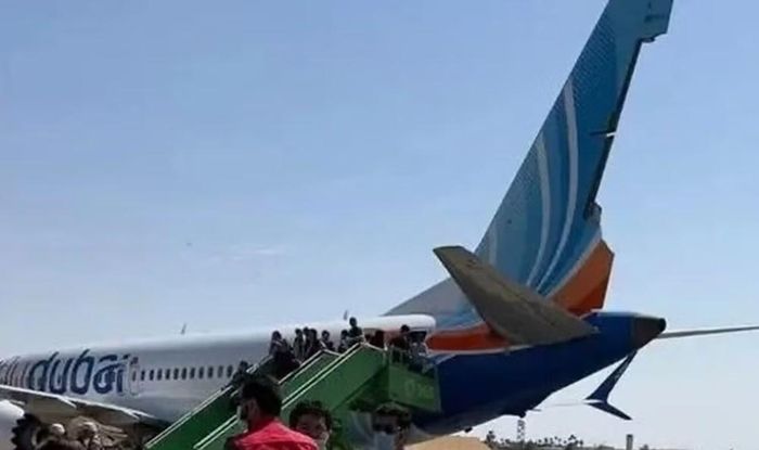 Hình ảnh tại sân bay Tabuk cho thấy một phần cánh tà đứng ở đuôi máy bay bị hư hỏng. Ông Arik Zer, cựu quan chức an ninh Shin Bet của Israel, cho rằng cú lao gấp có thể đã gây ra hư hỏng này.