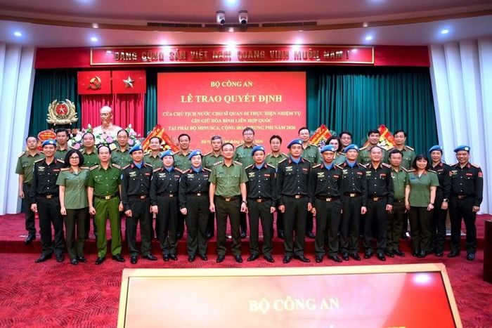  Đồng chí Thứ trưởng Phạm Thế Tùng cùng các đại biểu và Tổ công tác số 10 dự Lễ công bố. 
