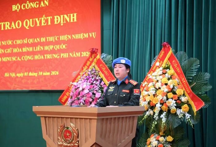  Đại úy Nguyễn Lan Anh phát biểu nhận nhiệm vụ. 