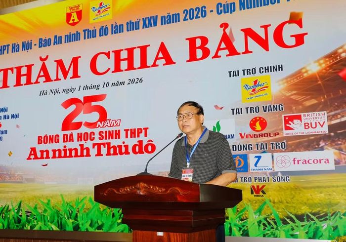 Nhà báo – Đại tá Vũ Kim Thành – Cố vấn đặc biệt của Ban tổ chức giải, chủ trì phần bốc thăm chia bảng