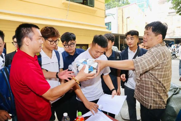Sau lễ bốc thăm chia bảng, ban tổ chức tiến hành phát bóng cho 130 đội