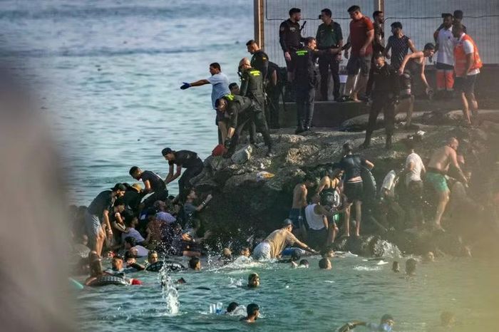 Người nhập cư từ Morroco tràn vào vùng lãnh thổ Ceuta, Tây Ban Nha ngày 30-7-2026