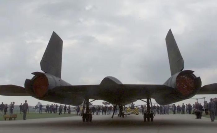 SR-71 không chỉ là một chiếc máy bay từng bay nhanh nhất. Nó là bằng chứng cho thấy con người có thể đẩy giới hạn của hàng không đến đâu khi chấp nhận giải quyết những bài toán mà trước đó gần như không ai dám thử.