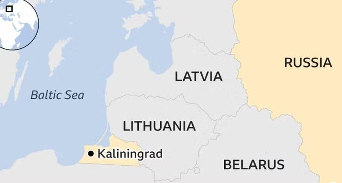 Kaliningrad là vùng lãnh thổ Nga nằm tách biệt với phần lãnh thổ chính, kẹp giữa Ba Lan và Litva, đều là thành viên NATO, và giáp biển Baltic. Vị trí này khiến khu vực trở thành một trong những điểm nóng quân sự quan trọng nhất tại sườn phía đông NATO.
