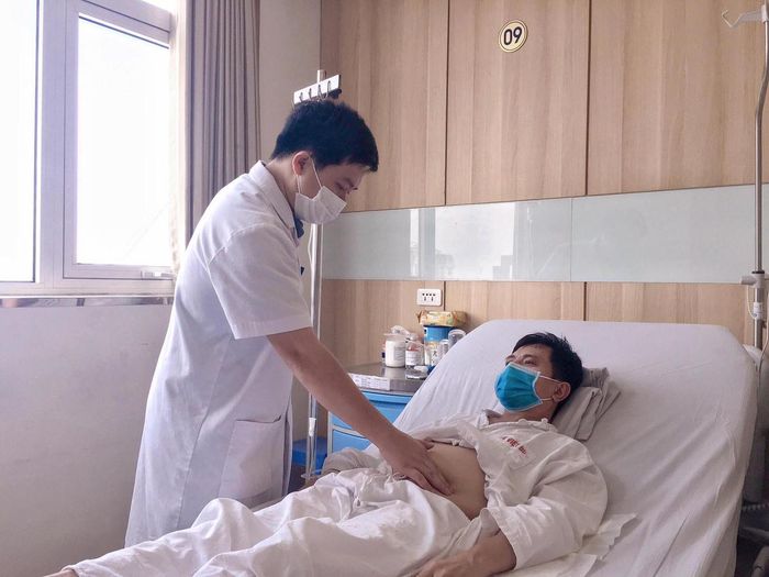 Thăm khám cho bệnh nhân ghép thận tại BV Việt Đức (ảnh: BVCC)