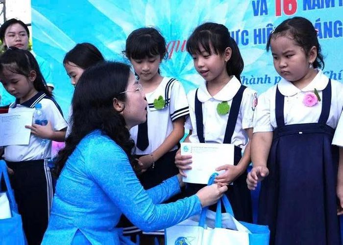 Đại diện LHPN TPHCM trao học bổng cho các em học sinh tại chương trình. Ảnh: PN.