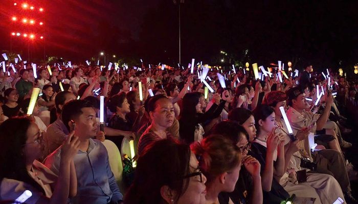 Lễ khai mạc Lễ hội Văn hóa Thế giới tại Hà Nội lần thứ II thu hút đông đảo công chúng trong nước và quốc tế, tạo bầu không khí náo nhiệt.