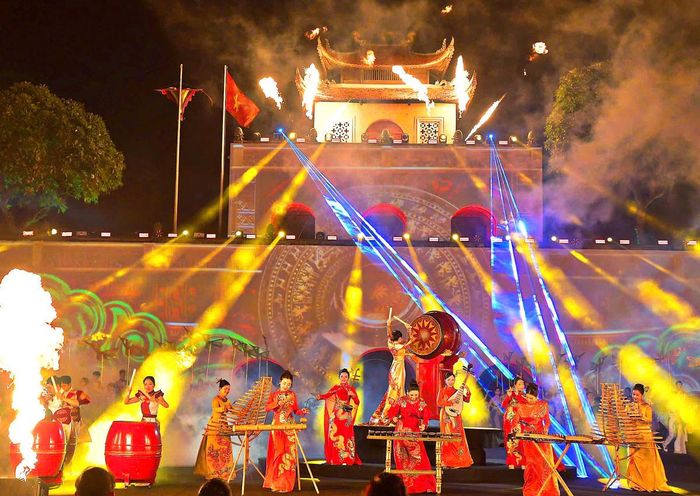 Không gian sân khấu khai mạc rực rỡ sắc màu văn hóa.