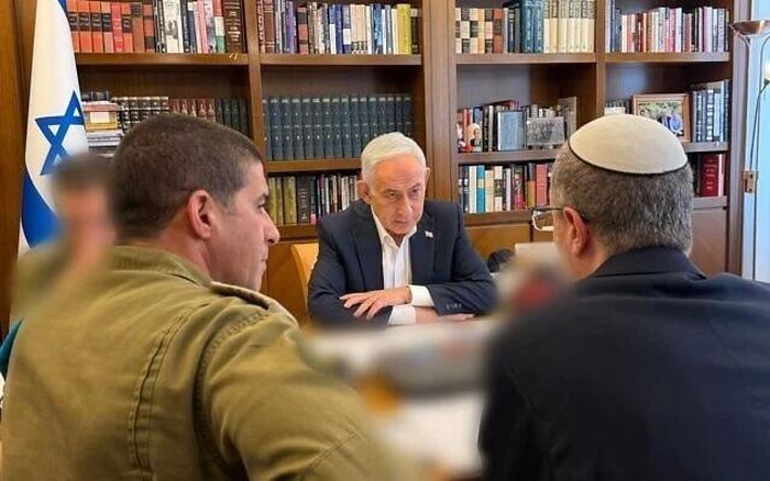 Thủ tướng Israel Benjamin Netanyahu có cuộc tham vấn an ninh với Cố vấn An ninh Quốc gia Shmuel Ben Ezra và Bộ trưởng Quân sự Thiếu tướng Guy Markizeno tại văn phòng của ông ở Jerusalem sau vụ việc liên quan đến hãng hàng không Flydubai vào ngày 30/9. Ảnh: GPO.