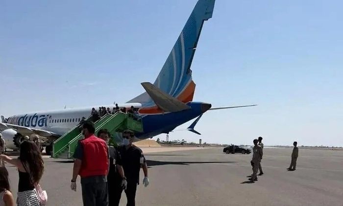 Hành khách rời khỏi chiếc Boeing 737 MAX của hãng hàng không flydubai sau khi hạ cánh khẩn cấp xuống sân bay Tabuk ở Arab Saudi ngày 30/9. Ảnh: Times of Israel.