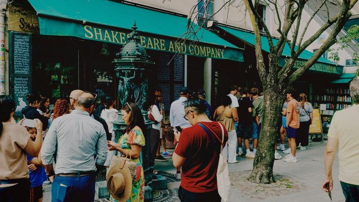 Hàng dài người xếp hàng trước cửa Shakespeare and Company, hiệu sách nổi tiếng nằm bên bờ tả sông Seine, đối diện nhà thờ Đức Bà Paris. Ảnh: Economist.