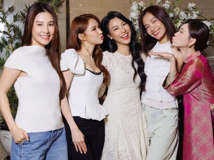 Hoàng Oanh cùng Khả Ngân, Nhã Phương, Diễm My 9X, Sam, Ái Phương trong buổi tiệc sinh nhật muộn. Ảnh: @hoangoanh.